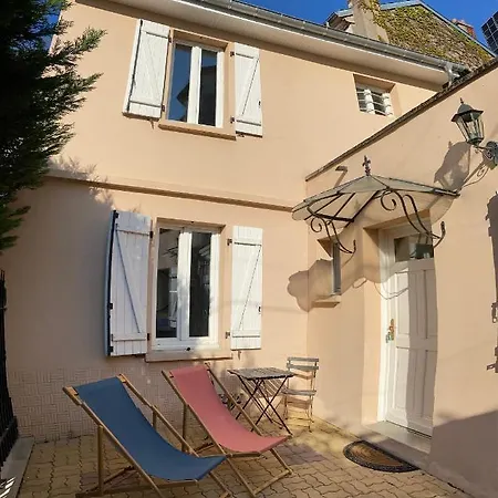 Maison Avec Cour Privee Face A La Gare De